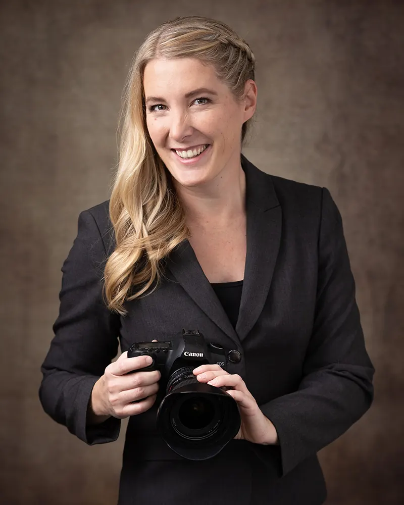 Stefanie Blochwitz mit Kamera im Atelier – Fotografin für Bewerbungsfotos in Chur