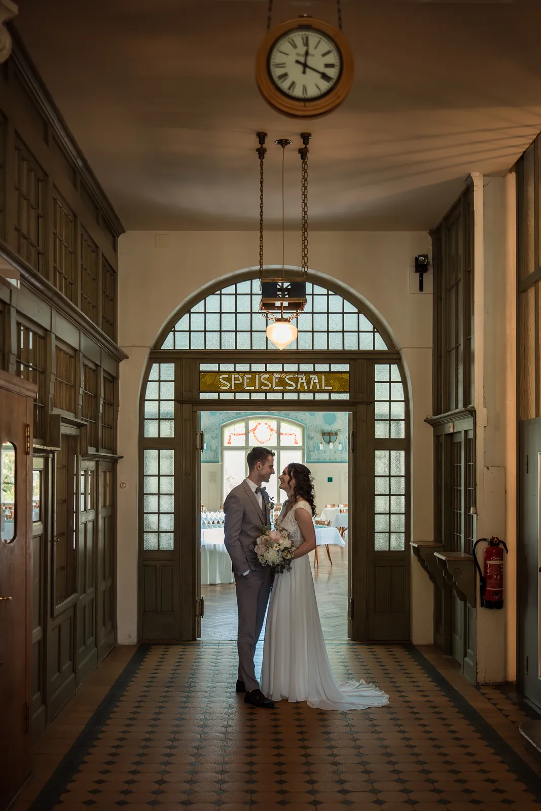 Brautpaar vor dem Jugendstil-Speisesaal im Kurhaus Bergün