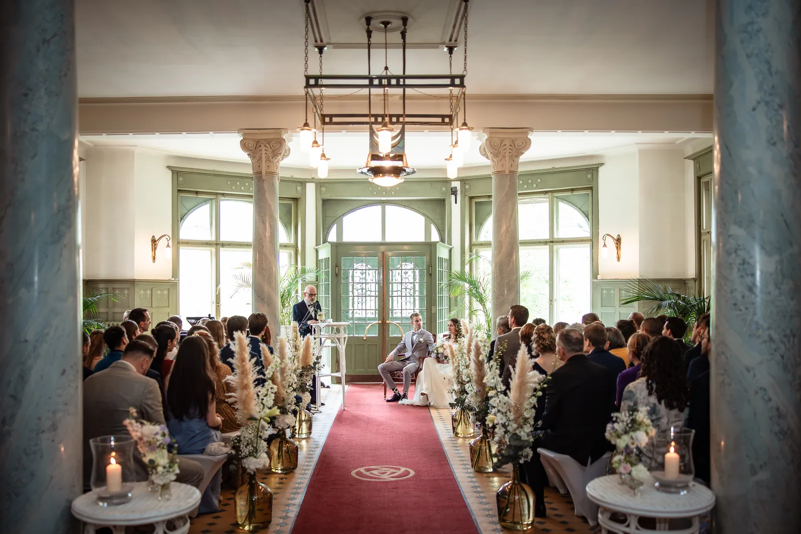 Freie Trauung zwischen Säulen und Jugendstil-Leuchtern im Kurhaus Bergün