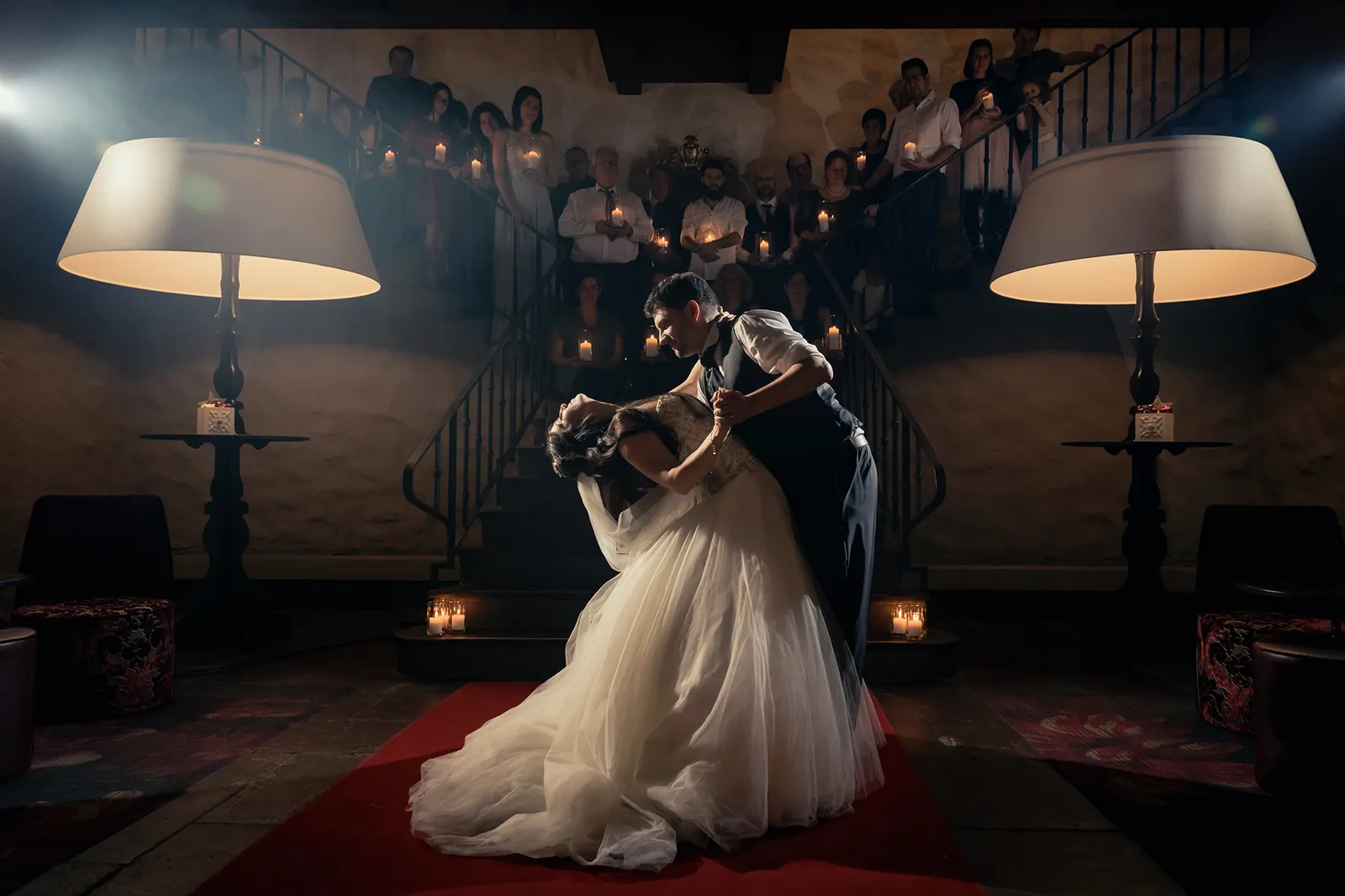 Hochzeitstanz vor der Treppe im Schloss Maienfeld, Gäste halten Kerzen