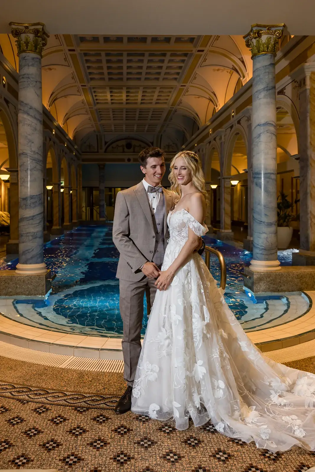 Brautpaar im historischen Thermalbad mit marmorierten Säulen, Grand Hotel Quellenhof