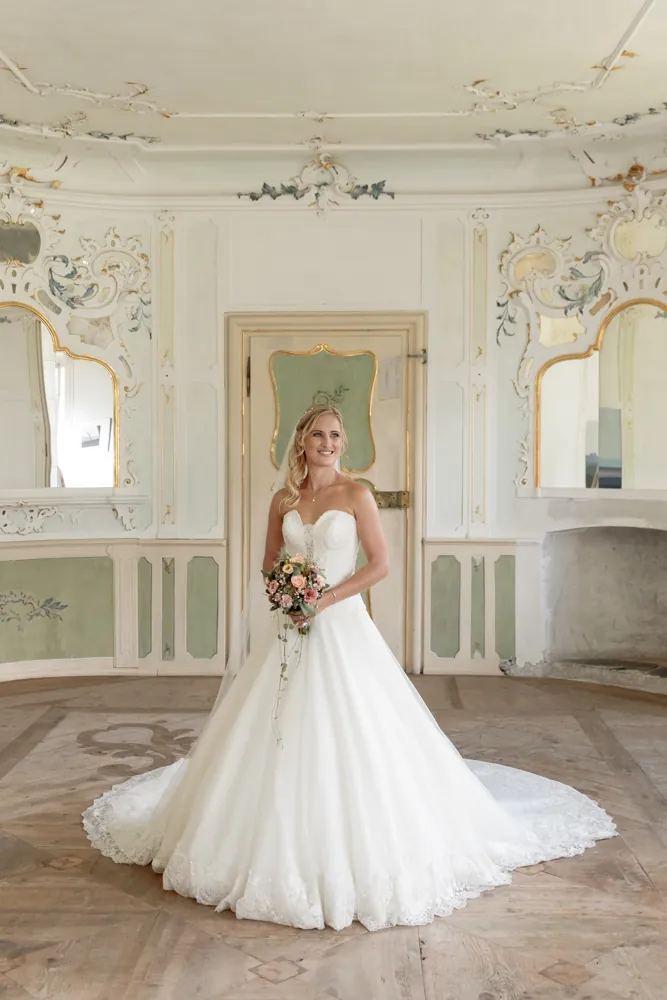 Braut im Rokoko-Saal mit Stuck und Spiegeln im Schloss Reichenau