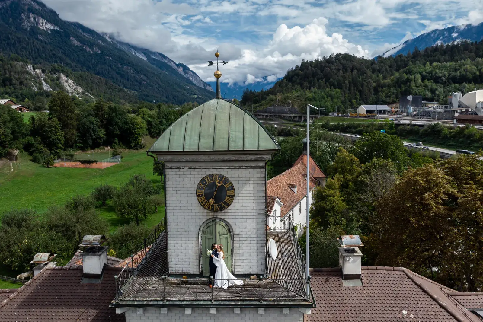 Brautpaar auf dem Uhrturm von Schloss Reichenau mit Blick ins Rheintal, Luftaufnahme
