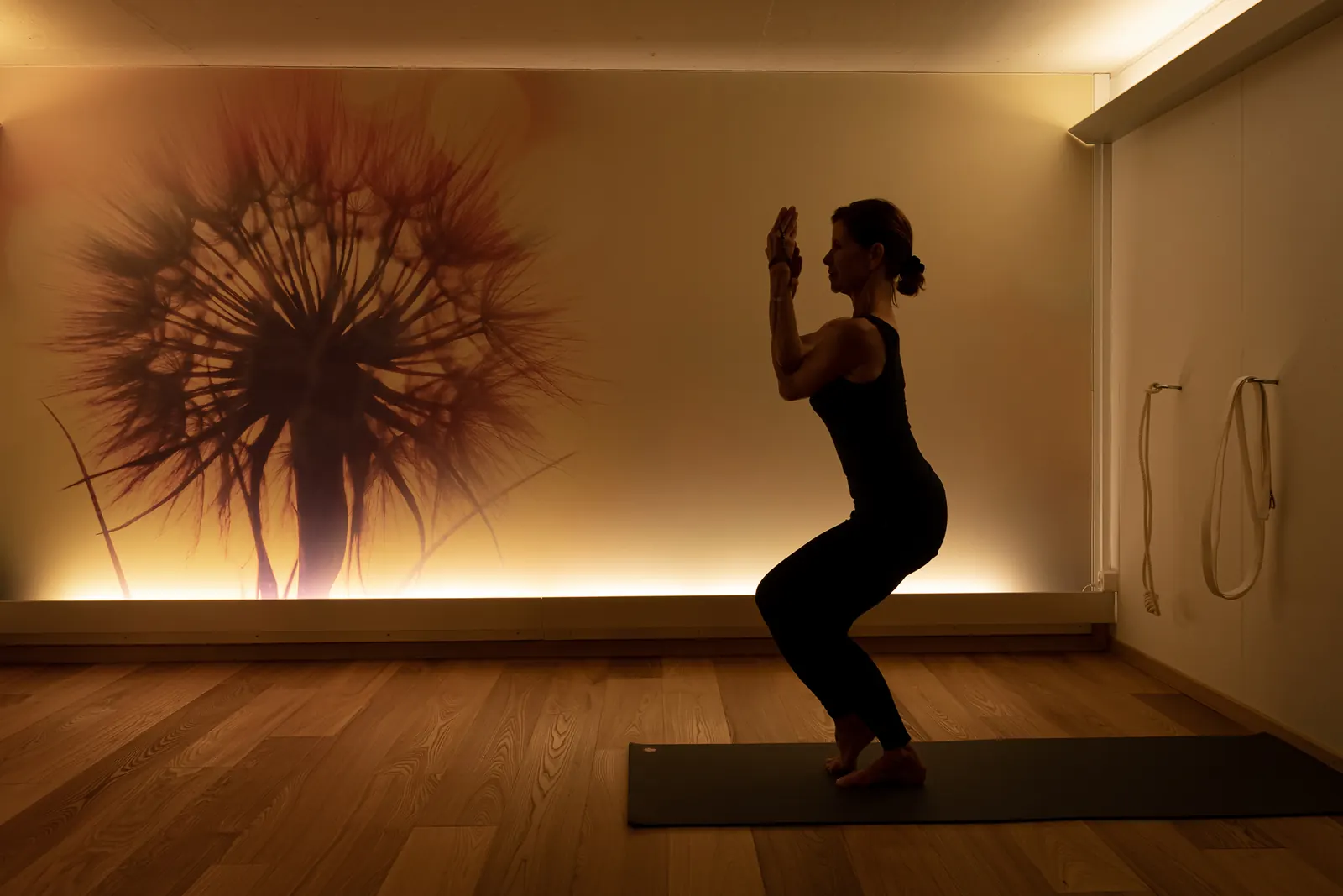 Yogalehrerin in ihrem Studio im warmen Licht, Branding-Bild am eigenen Arbeitsort
