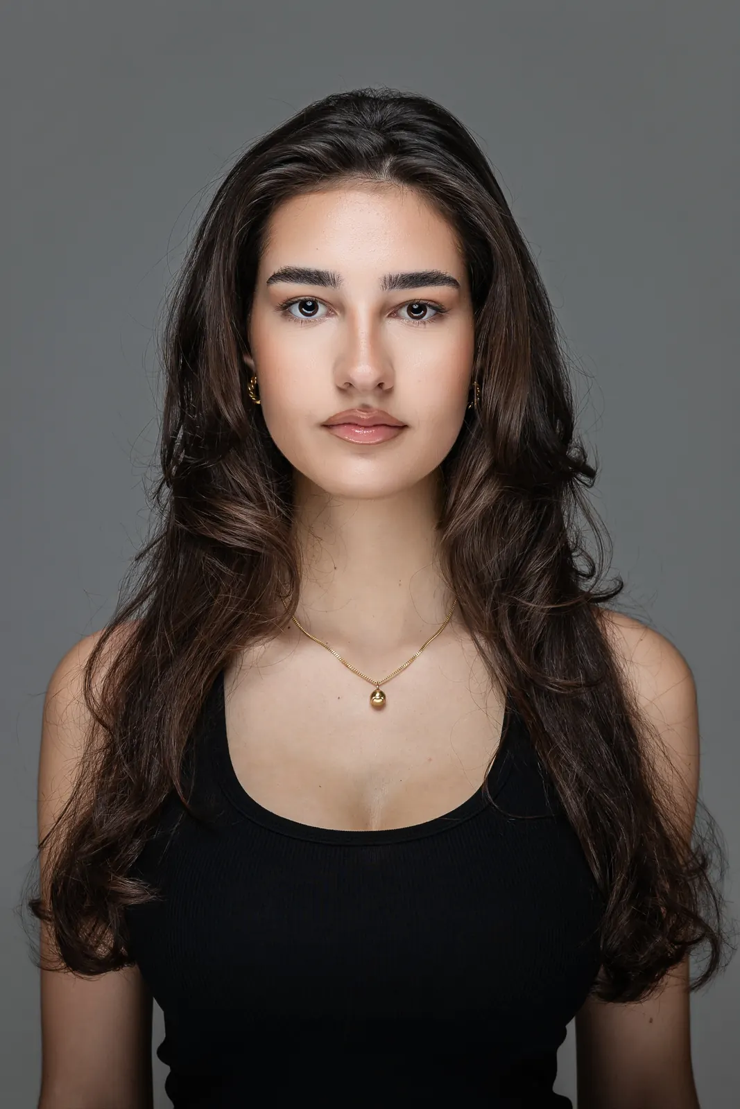 Portrait frontal mit offenem Haar für eine Modelbewerbung, neutraler Hintergrund