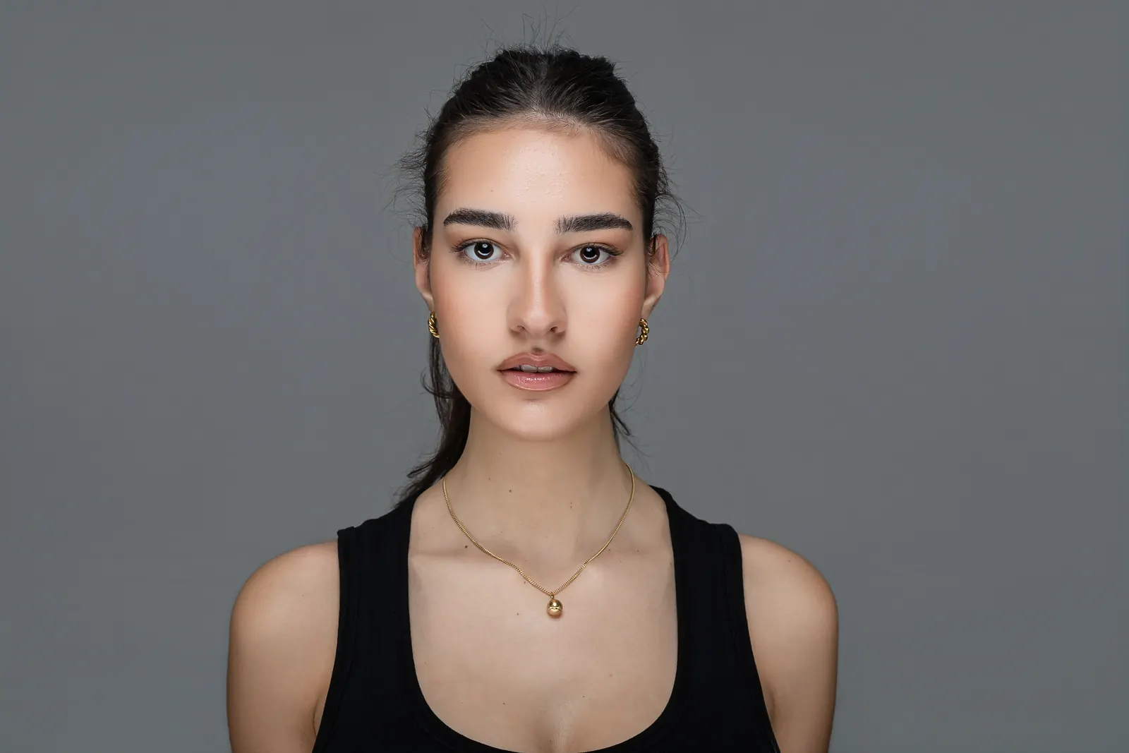 Portrait frontal mit zurückgebundenem Haar als Polaroid für eine Modelagentur