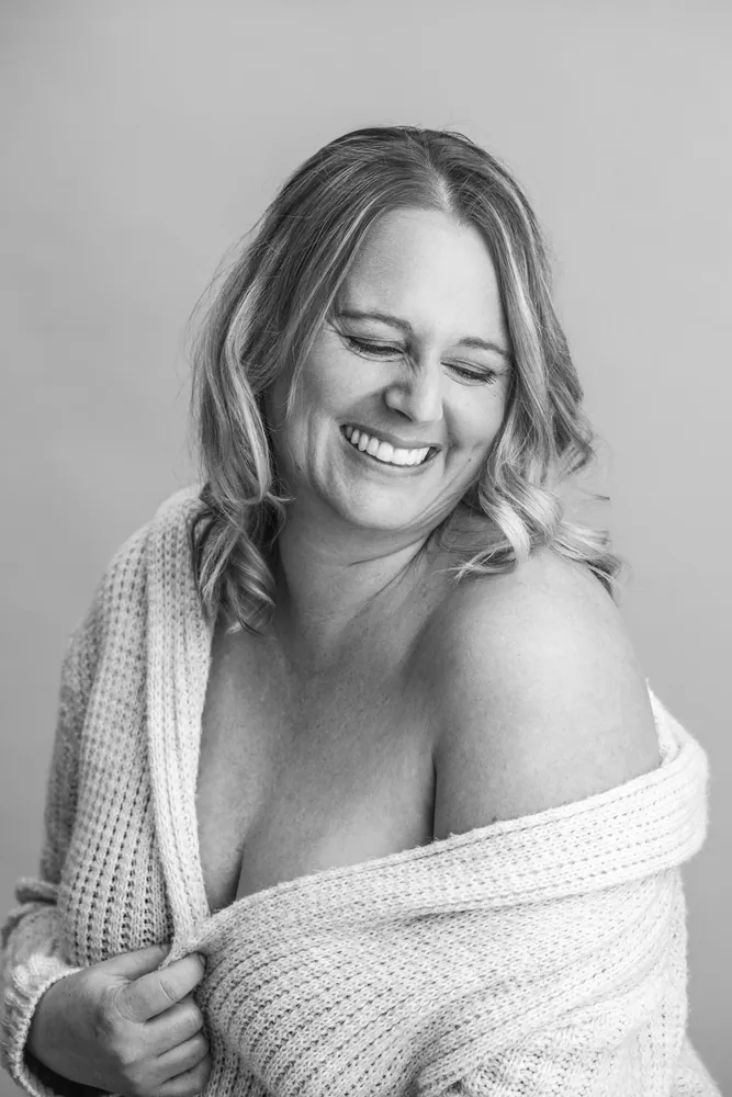 Portrait im edlen Rahmen, Frau lächelnd in warmes Licht gehüllt – Boudoir-Fotografie Atelier Chur