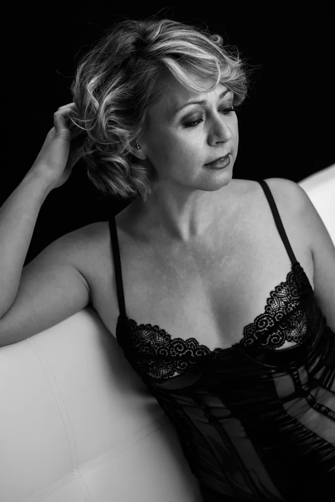 Portrait im edlen Rahmen, Frau in rosafarbener Spitze auf dunklem Samt – Boudoir-Fotografie Atelier Chur