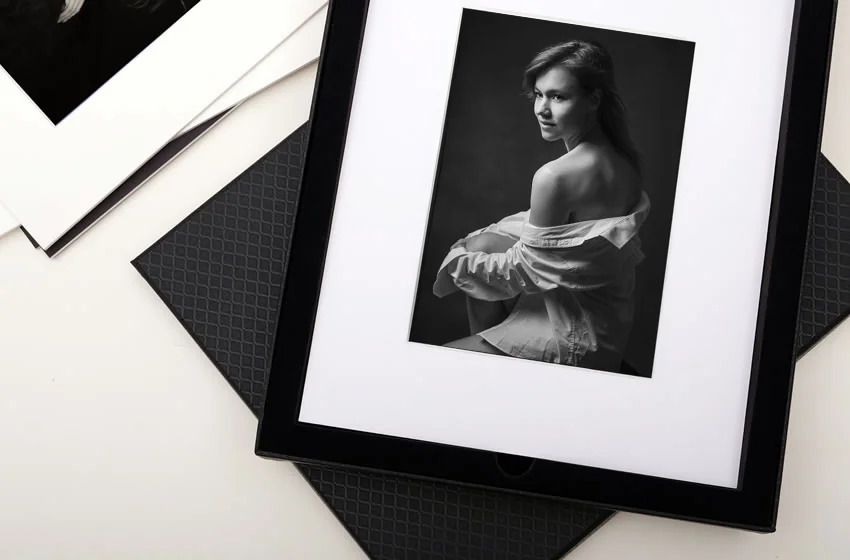 Gerahmtes Boudoir-Portrait im Wohnraum aufgestellt