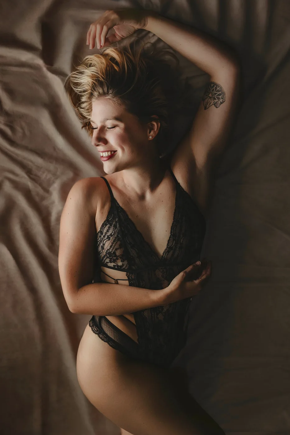 Nahaufnahme einer Frau in goldener Spitze, Augen geschlossen – Boudoir-Portrait