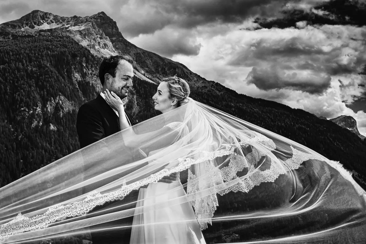 Hochzeitsfoto in Schwarzweiss mit fliegendem Schleier