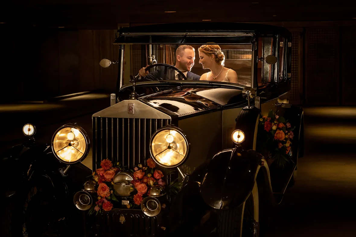 Brautpaar im Rolls-Royce-Oldtimer bei warmem Abendlicht