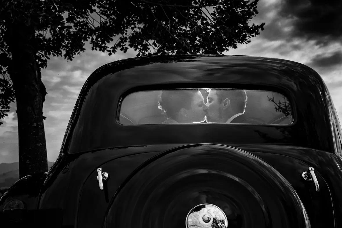 Kuss im Oldtimer, Schwarzweiss – Hochzeitsreportage Schweiz