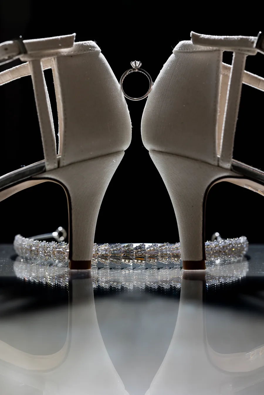 Brautschuhe, Verlobungsring und Schmuck als Detailaufnahme
