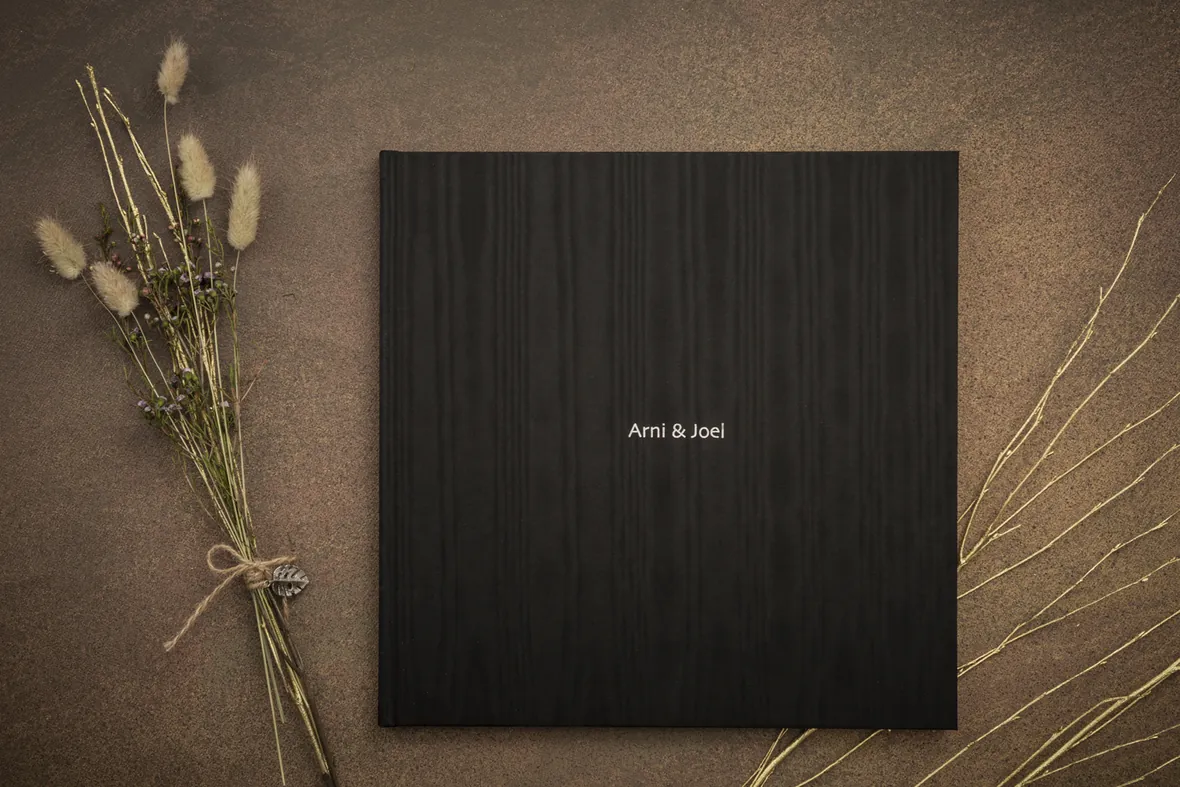 Hochzeitsalbum mit Lay-Flat-Bindung und dunklem Stoffeinband