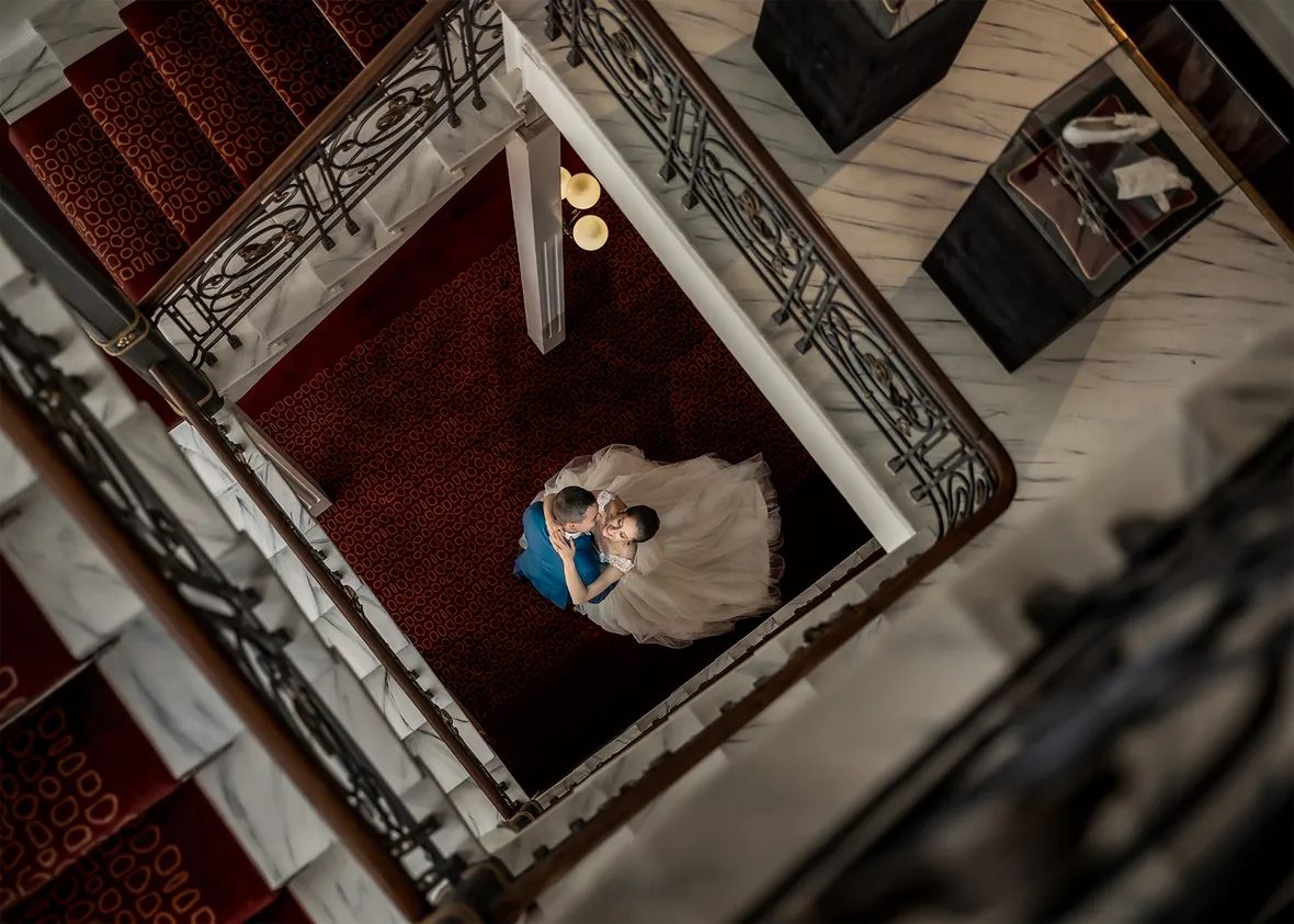 Brautpaar im historischen Treppenhaus einer Bündner Hochzeitslocation