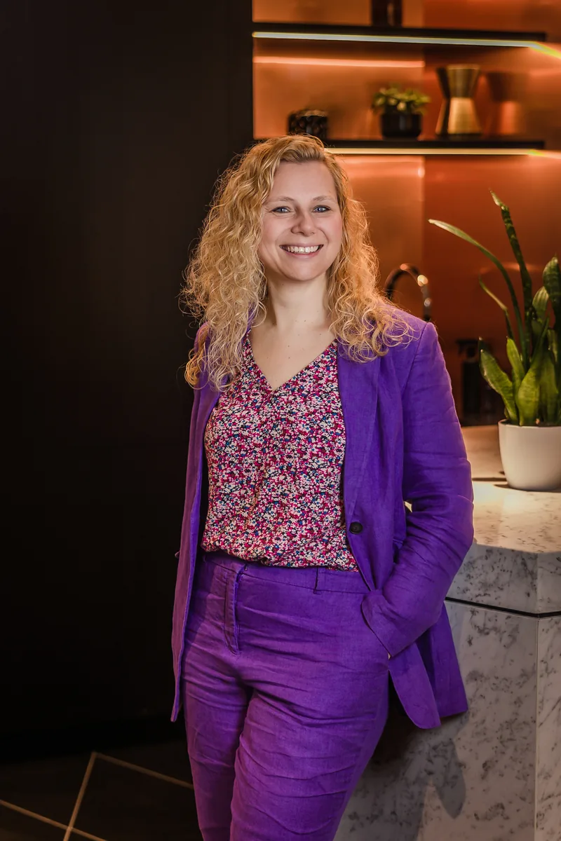 Unternehmerin lächelt selbstbewusst in stilvollem Ambiente – Personal-Branding-Fotografie