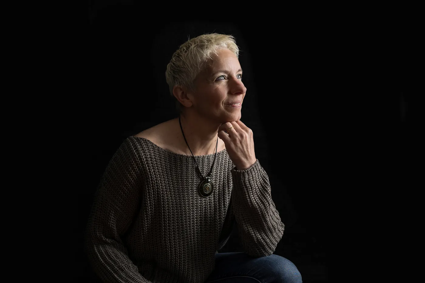 Unternehmerin im nachdenklichen Portrait, warmes Licht – Personal-Branding-Fotografie