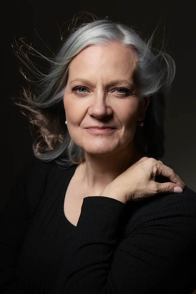 Portrait einer Frau mit grauem Haar im Wind – Embrace & Shine