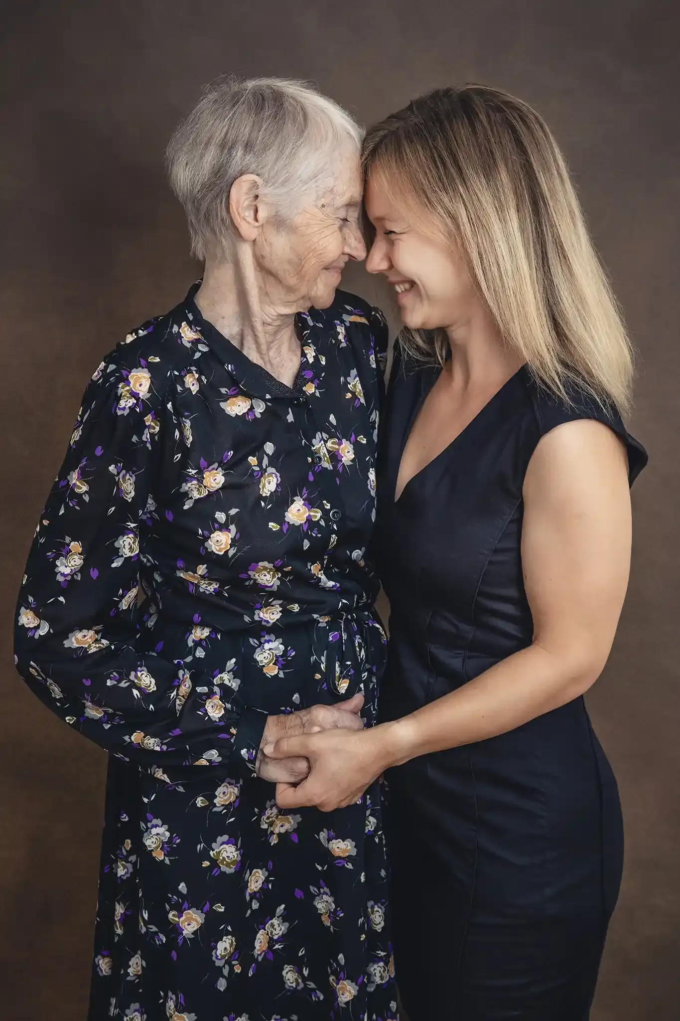Zwei Generationen Stirn an Stirn, herzliche Umarmung – Portrait-Fotografie Graubünden